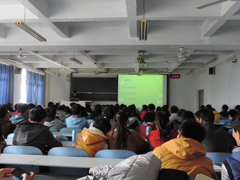 编辑部学长正讲解写新闻稿注意事项 编辑部学长正讲解写新闻稿注意事项