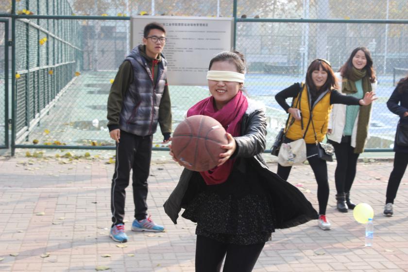 社联成员正在玩“晕晕球”游戏 社联成员正在玩“晕晕球”游戏