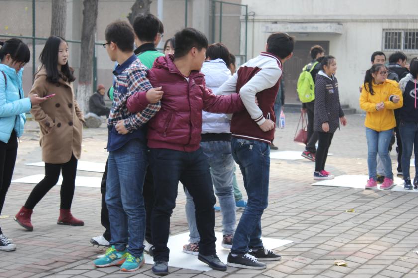 社联成员正在玩“坐地起身”游戏 社联成员正在玩“坐地起身”游戏