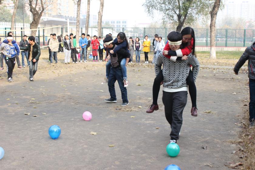 社联成员正在玩“你是我的眼”游戏 社联成员正在玩“你是我的眼”游戏