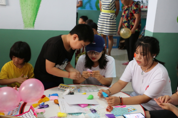 队员与小朋友齐心协力做手工 队员与小朋友齐心协力做手工