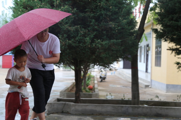 老师在雨中送孩子回家 老师在雨中送孩子回家