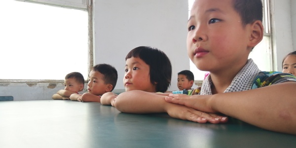 小朋友们认真地听志愿者讲课 小朋友们认真地听志愿者讲课