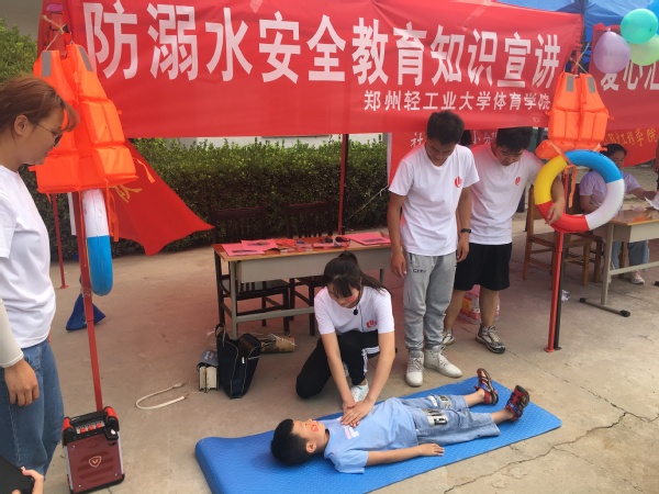 向孩子们实操演示溺水急救措施 向孩子们实操演示溺水急救措施