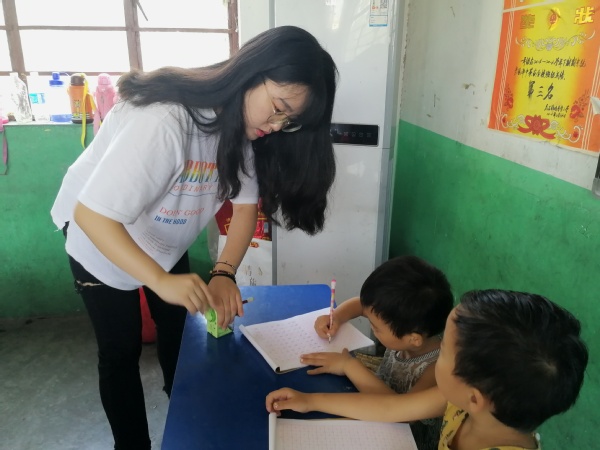 魏冉老师教一年级学生写硬笔书法 魏冉老师教一年级学生写硬笔书法