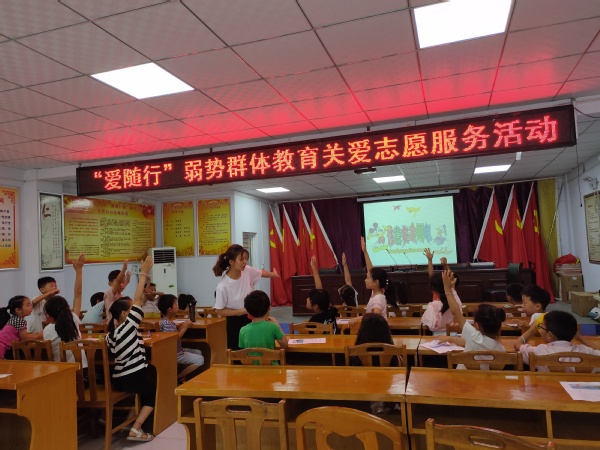 队员用PPT为孩子们讲解用电知识 队员用PPT为孩子们讲解用电知识