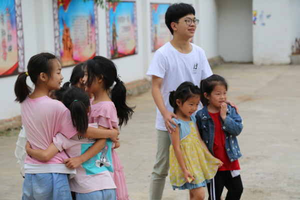 老师在和学生一起交流玩耍 老师在和学生一起交流玩耍