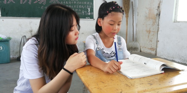 面对小朋友的问题志愿者细心解答 面对小朋友的问题志愿者细心解答