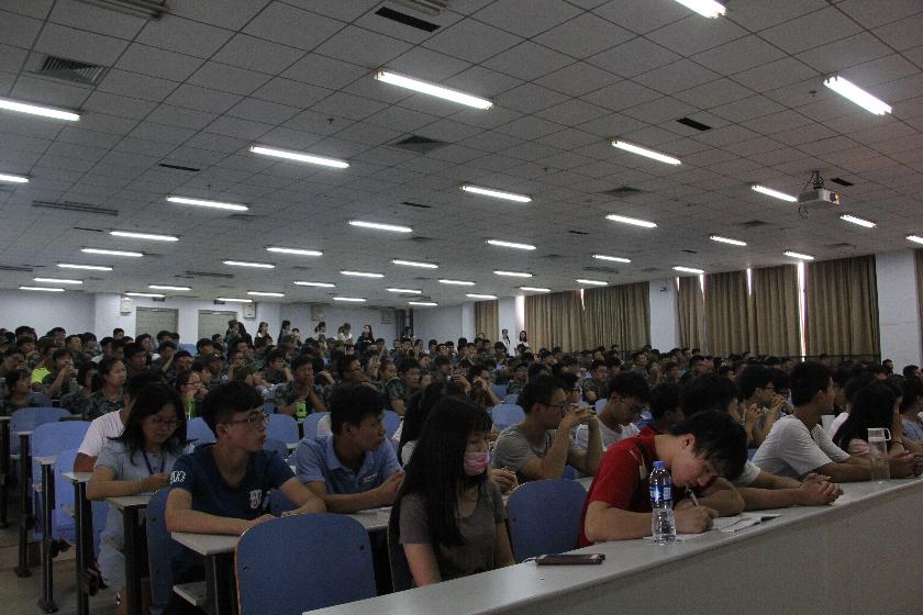 朝气蓬勃的新生们 朝气蓬勃的新生们