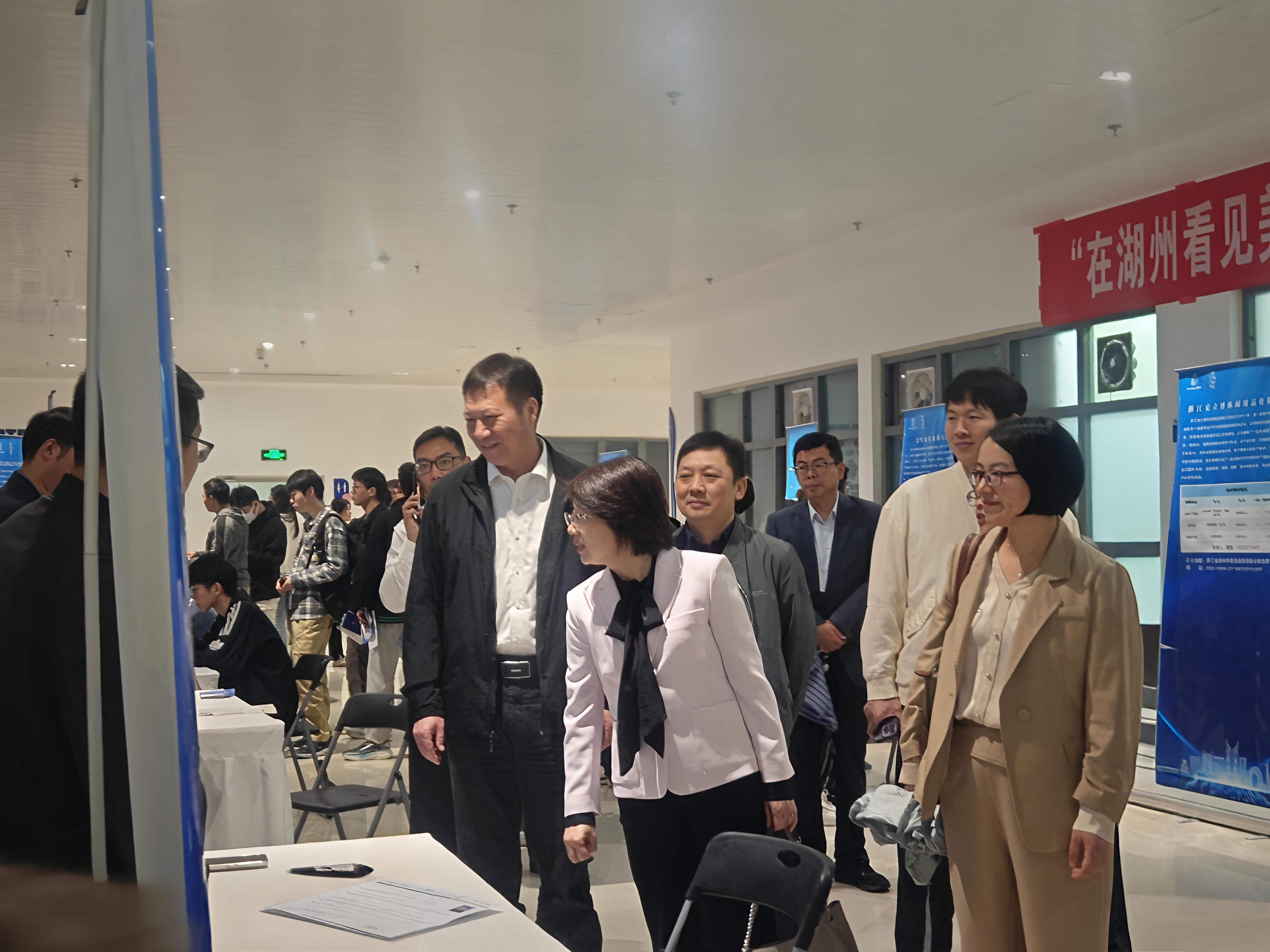 湖州市委组织部副部长、市人力资源和社会保障局党组书记、局长徐晓惠介绍城市情况