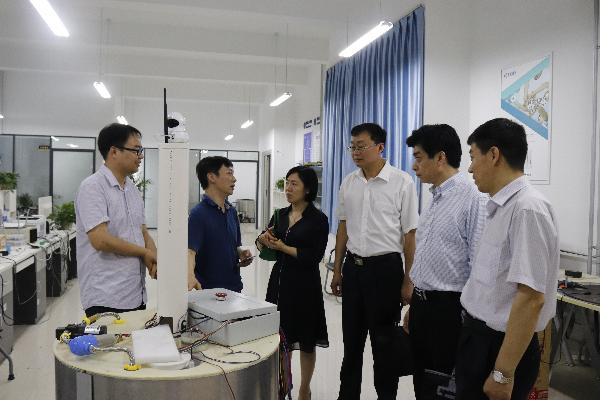 考察组参观我校大学生创业中心