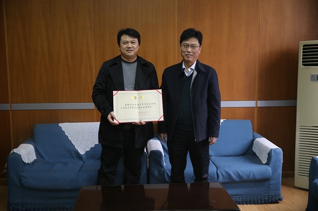 毛多斌副校长向张良教授颁发聘书