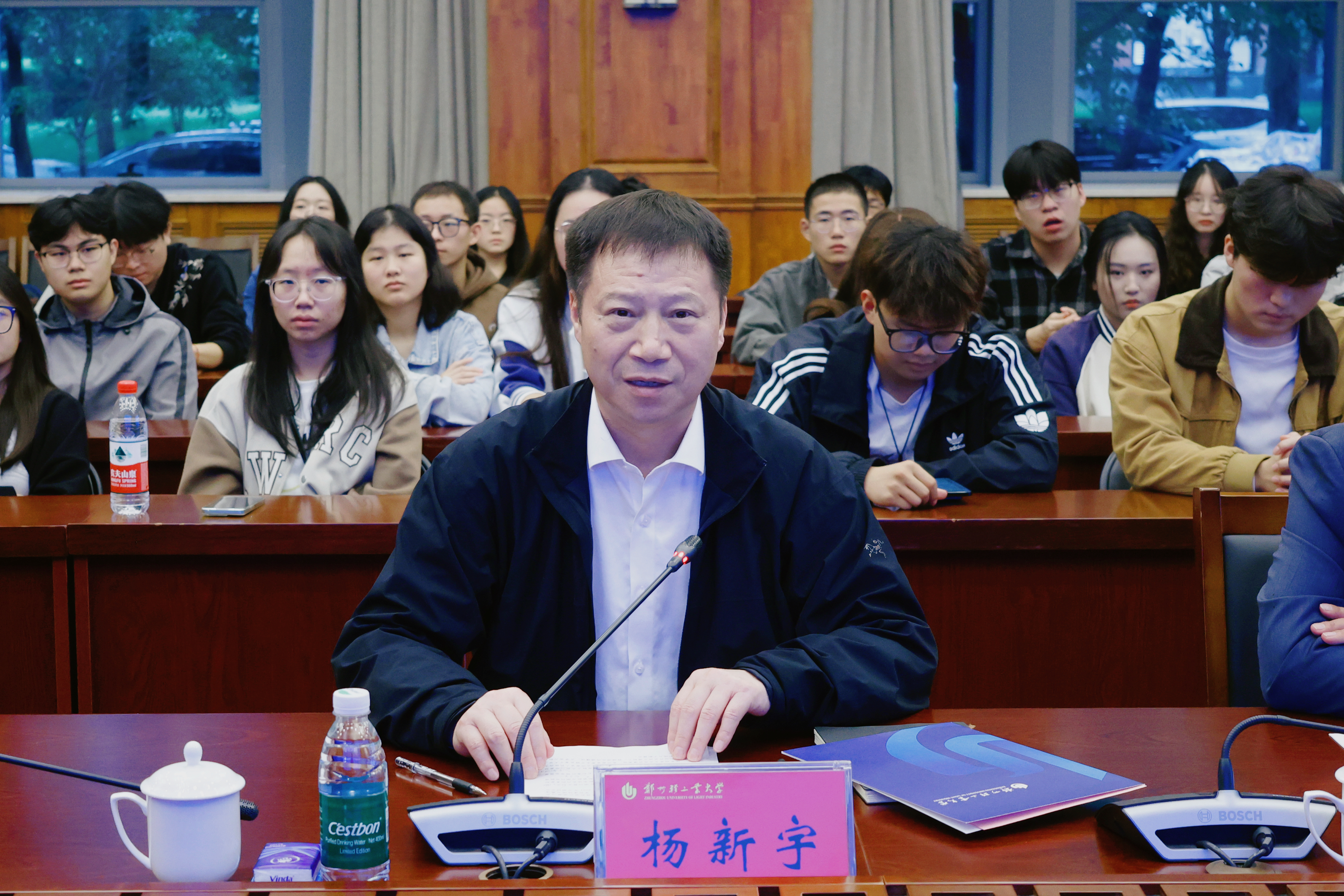 校党委副书记杨新宇致辞