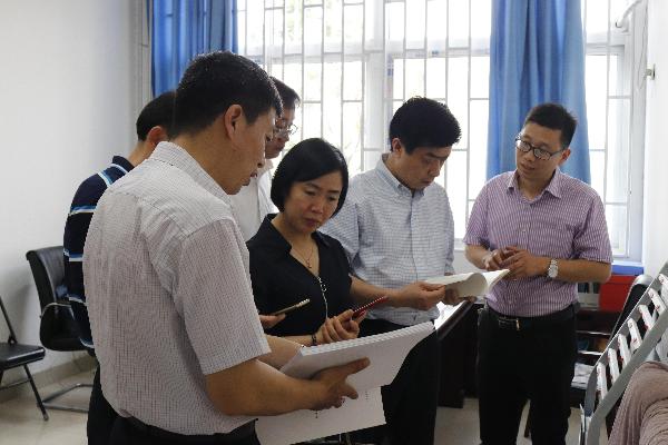 考察组走访院系查阅候选人材料