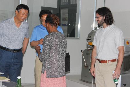 Steven Mansoorabadi教授观摩焙烤食品实验教学