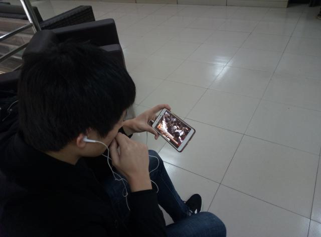 学生通过手机关注大会盛况