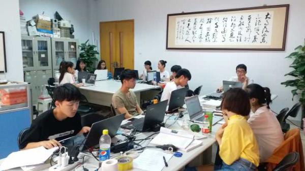 队员们在认真工作