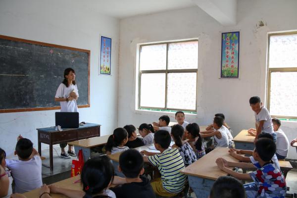 支教队员在给孩子们上课
