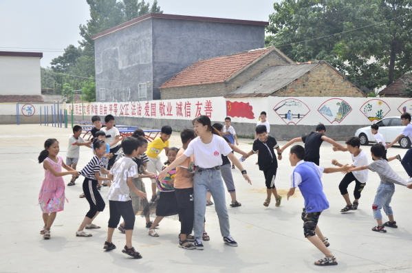 特色大课间时老师与孩子们嬉戏玩耍