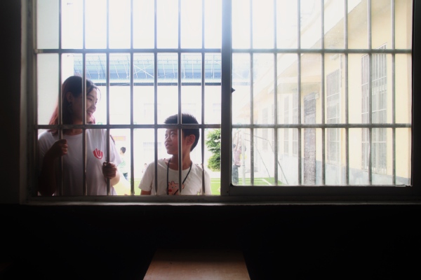 队员和同学们在窗边谈心