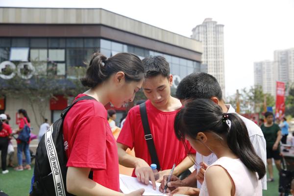 小分队队员采访行人