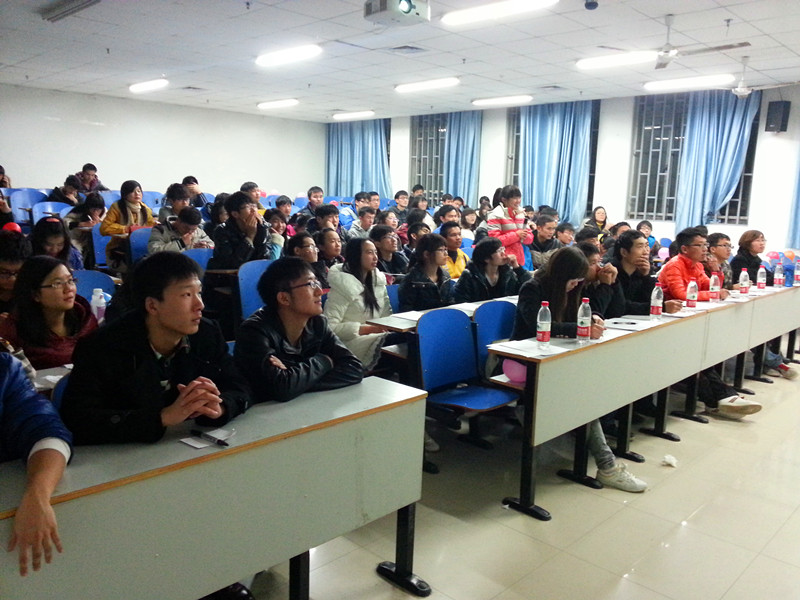 嘉宾和观众们在聚精会神地看着大屏幕