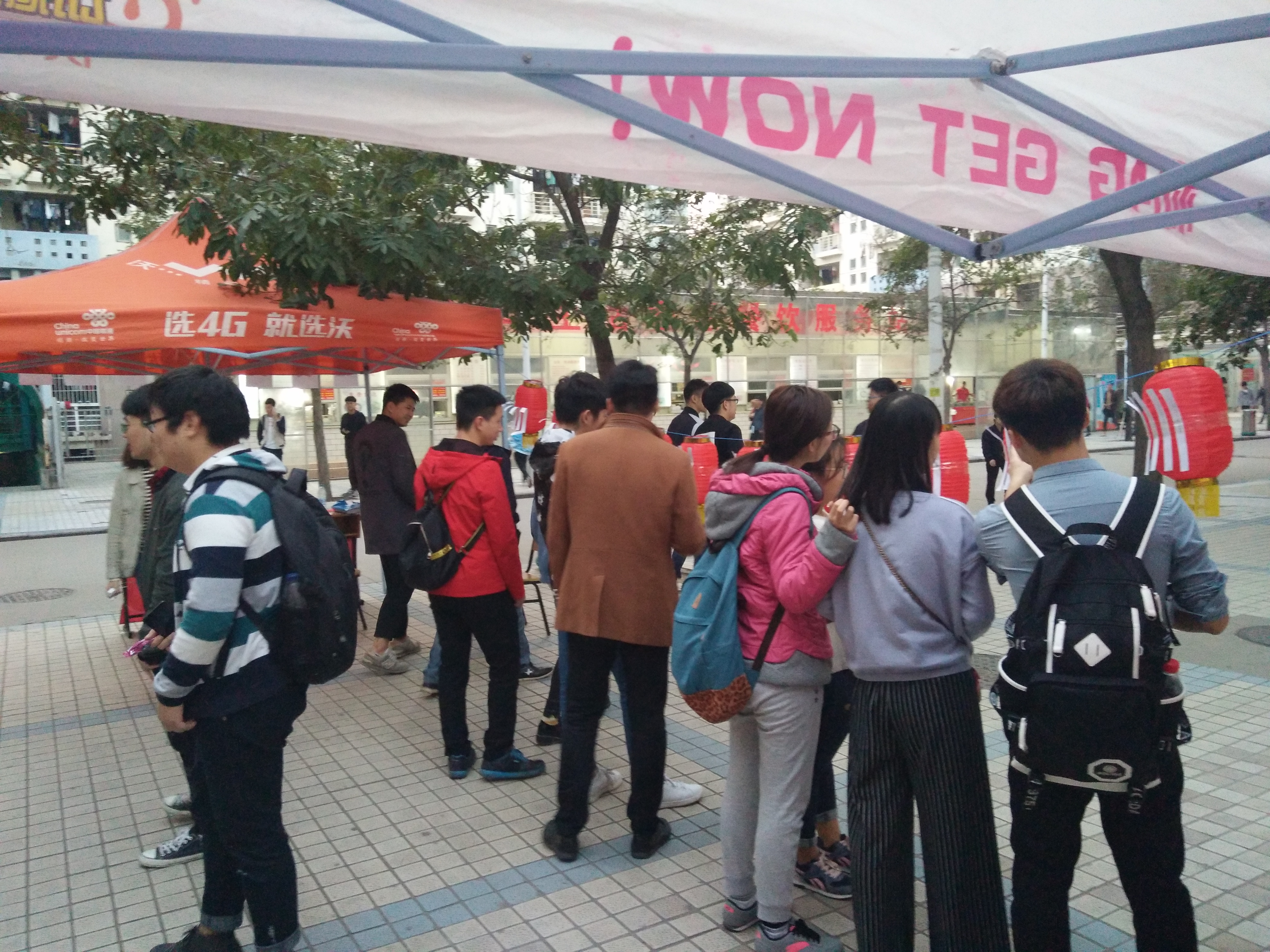 同学们积极的参与活动之中