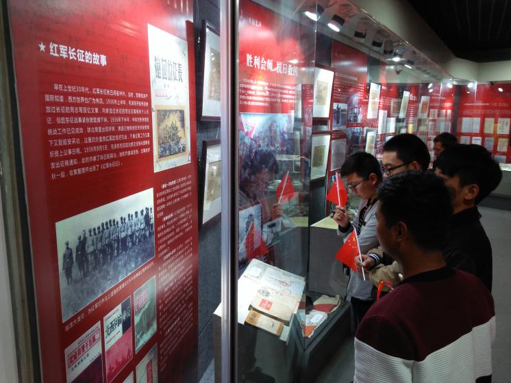 参观二七纪念塔