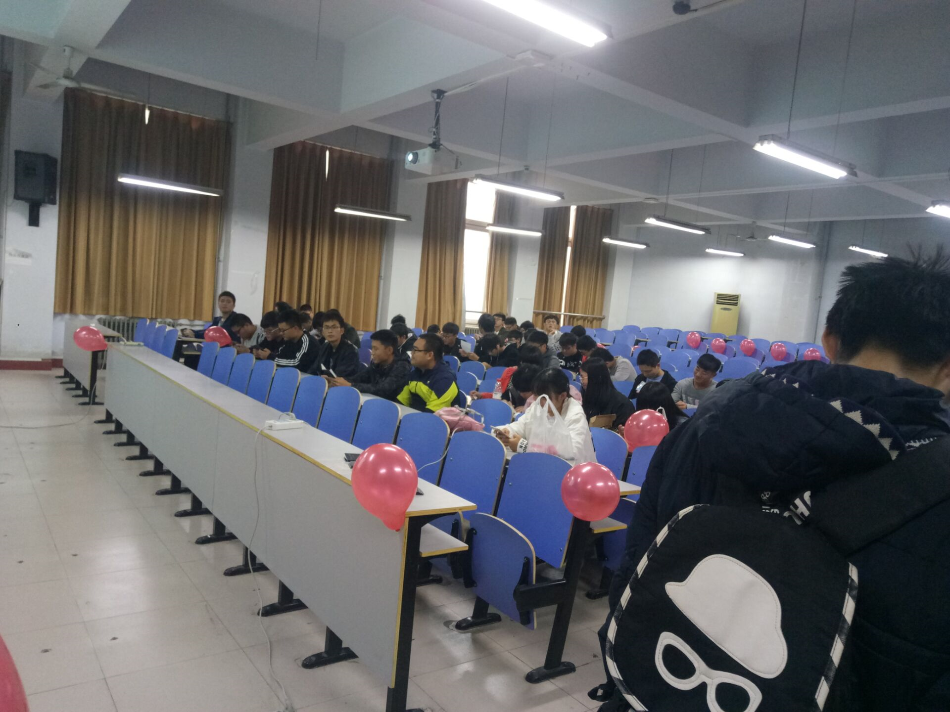 认真听取技术部长讲解培训内容