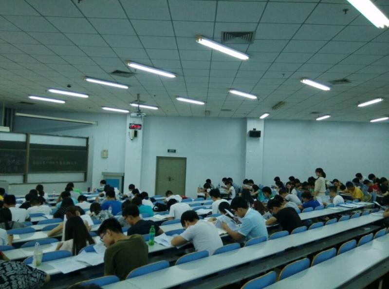 监考人员严格监考