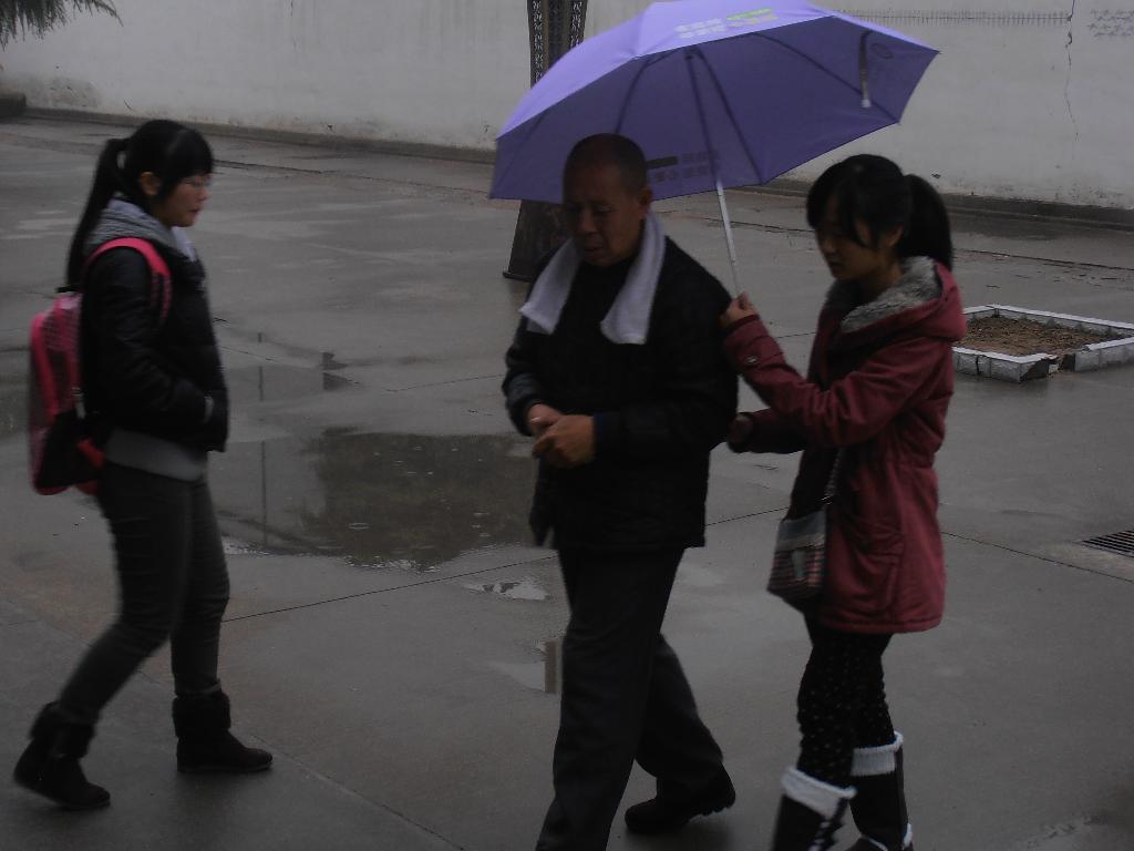 下雨了，扶老人回大厅