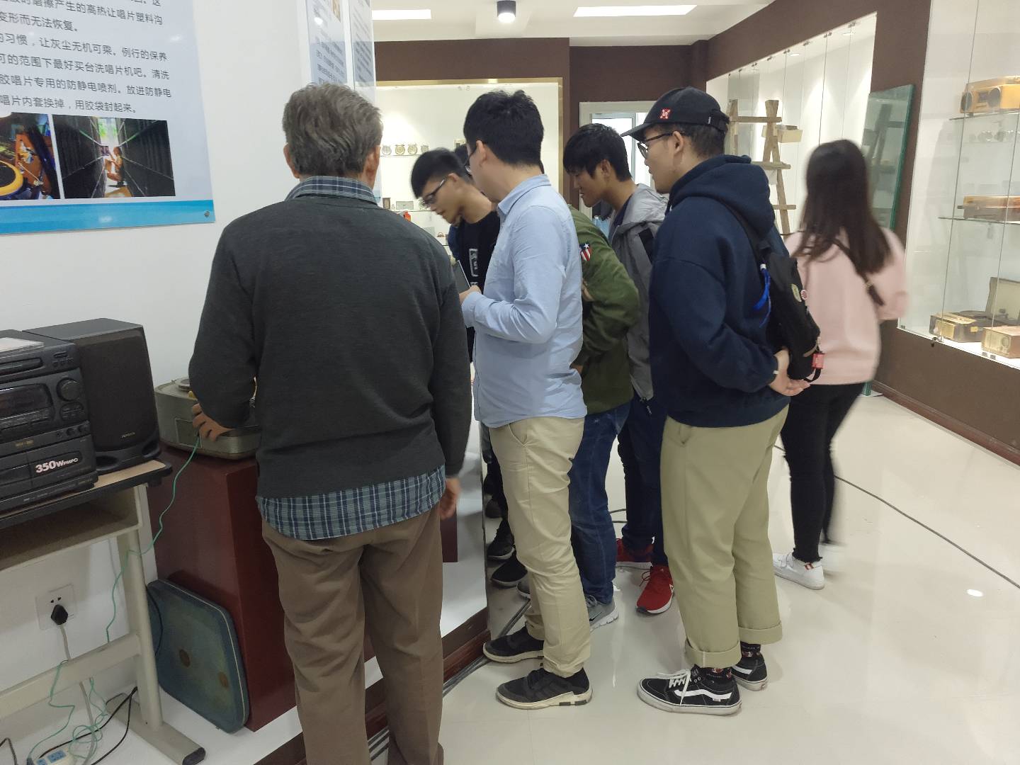 同学们参观博物馆