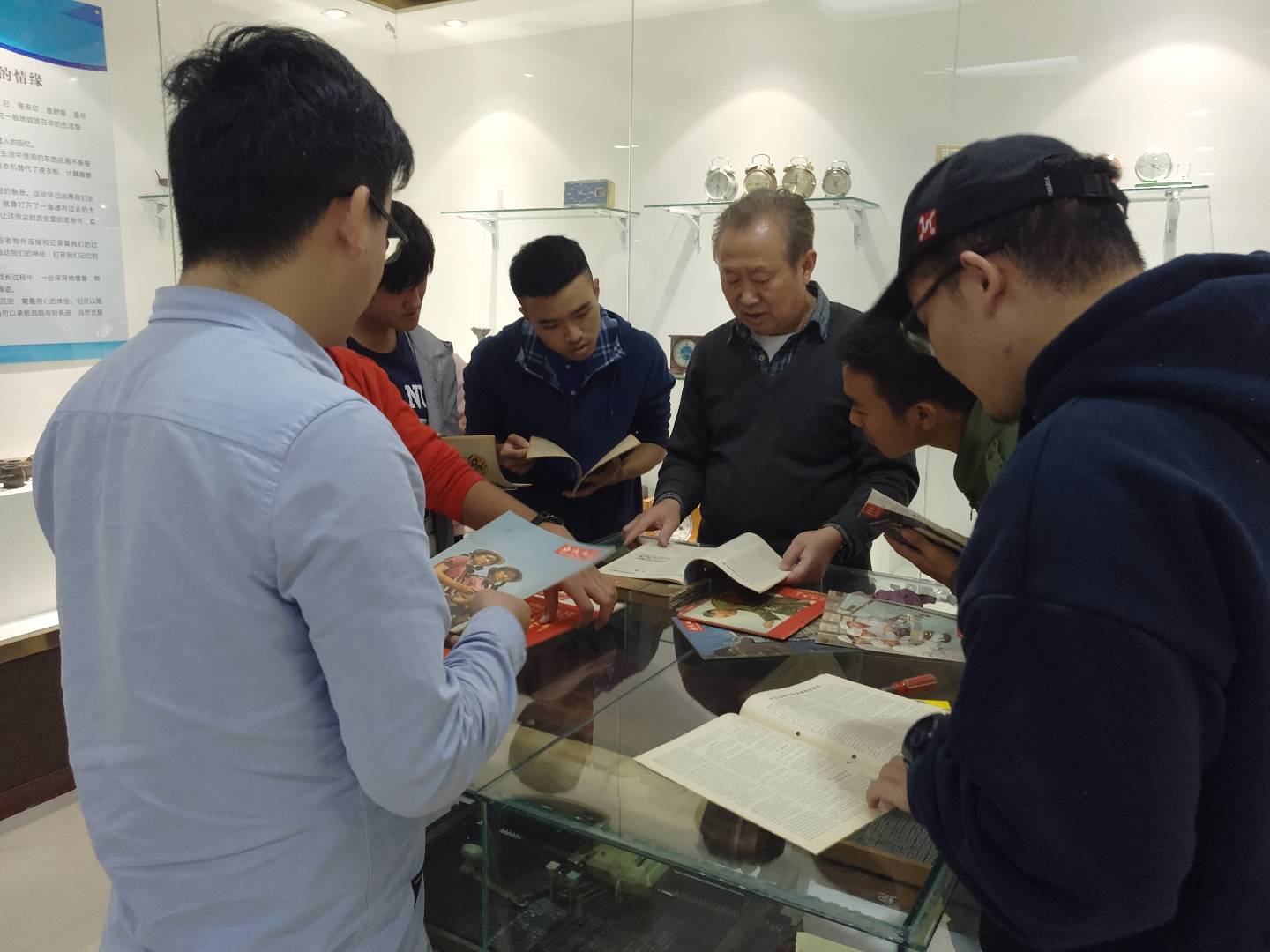 同学们认真听老师讲解