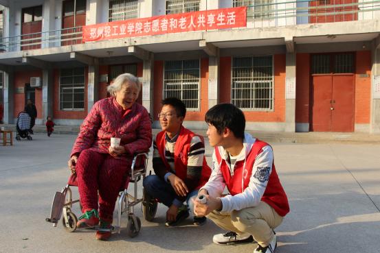 两名志愿者陪老人聊天 两名志愿者陪老人聊天