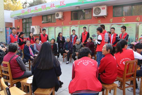 志愿者陪同老人们做游戏 志愿者陪同老人们做游戏