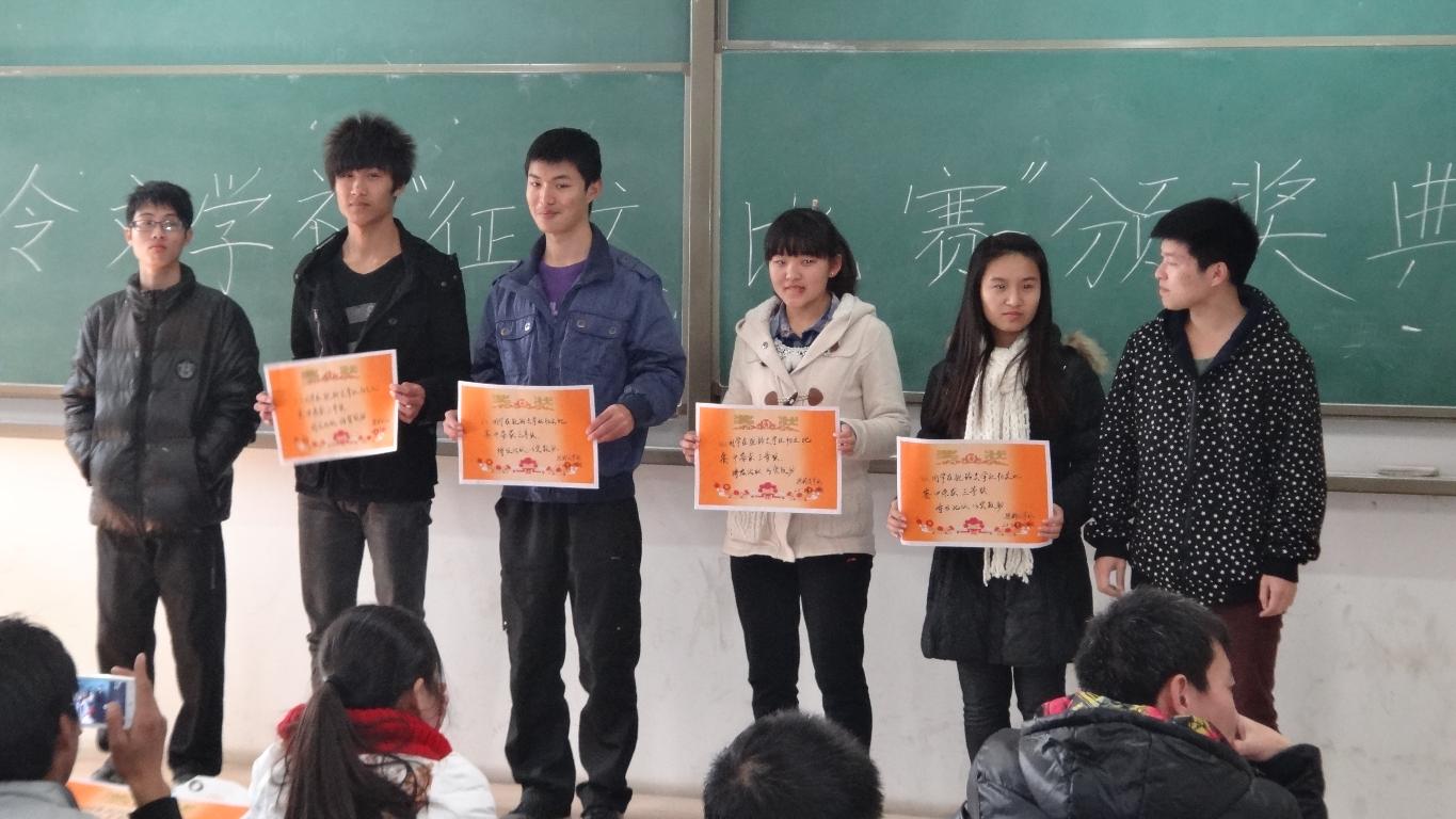 文编部长为获奖学生颁奖