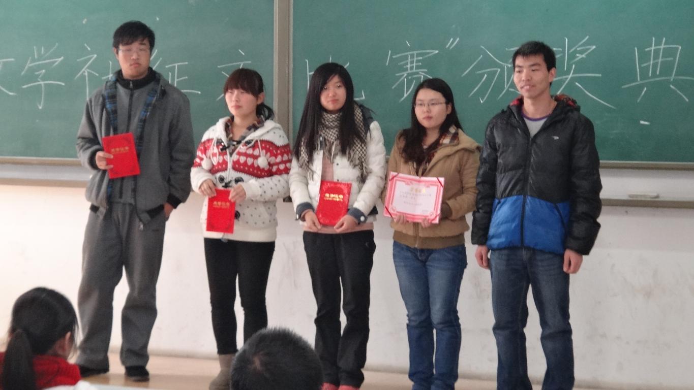 社长为获奖学生颁奖