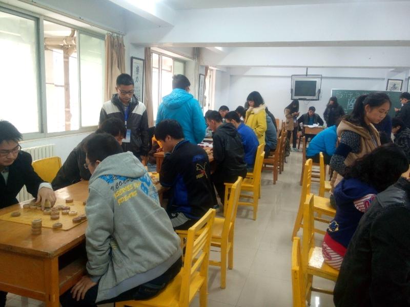 参赛选手正专心下棋