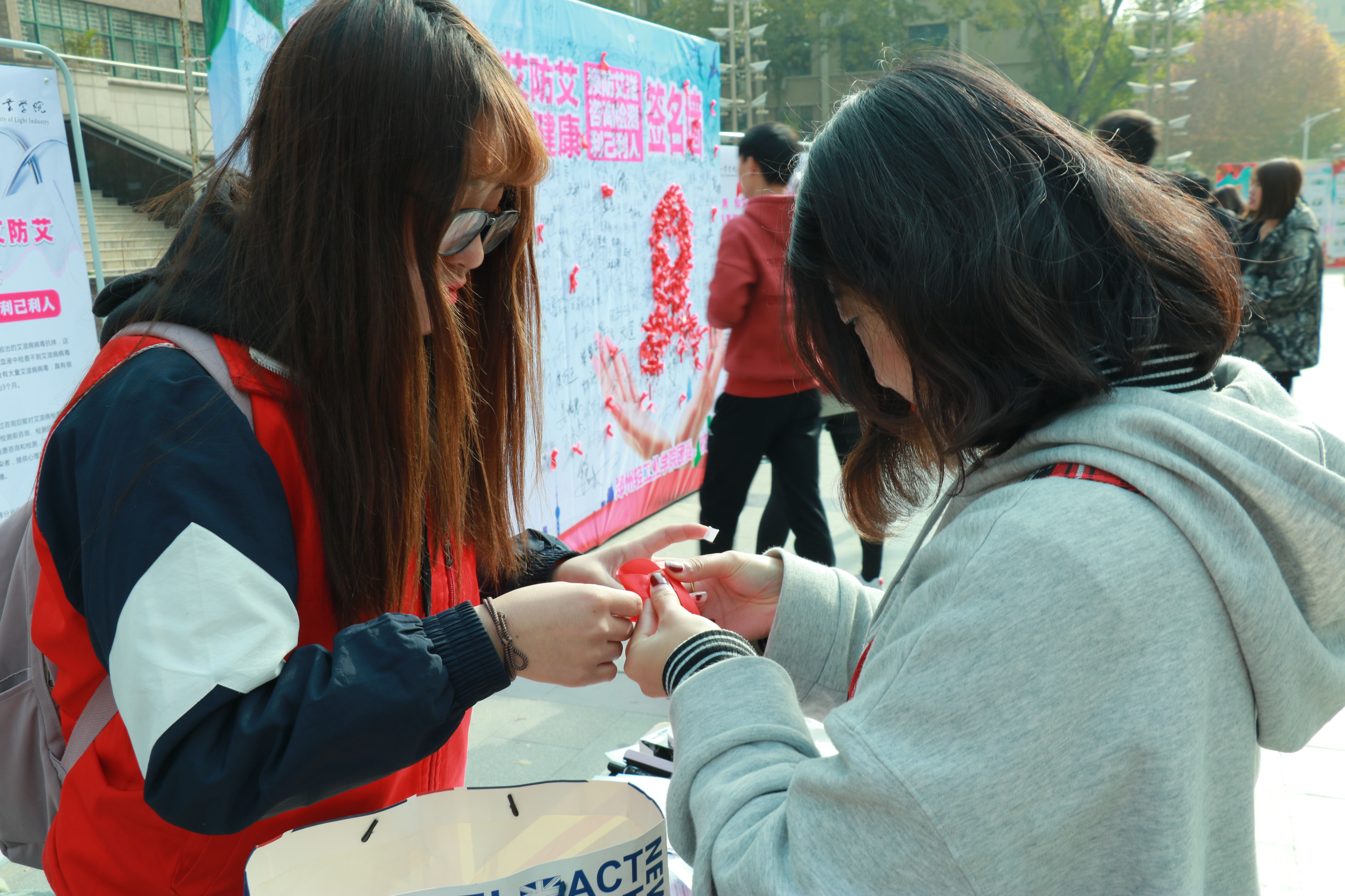 工作人员在教做红丝带 工作人员在教做红丝带