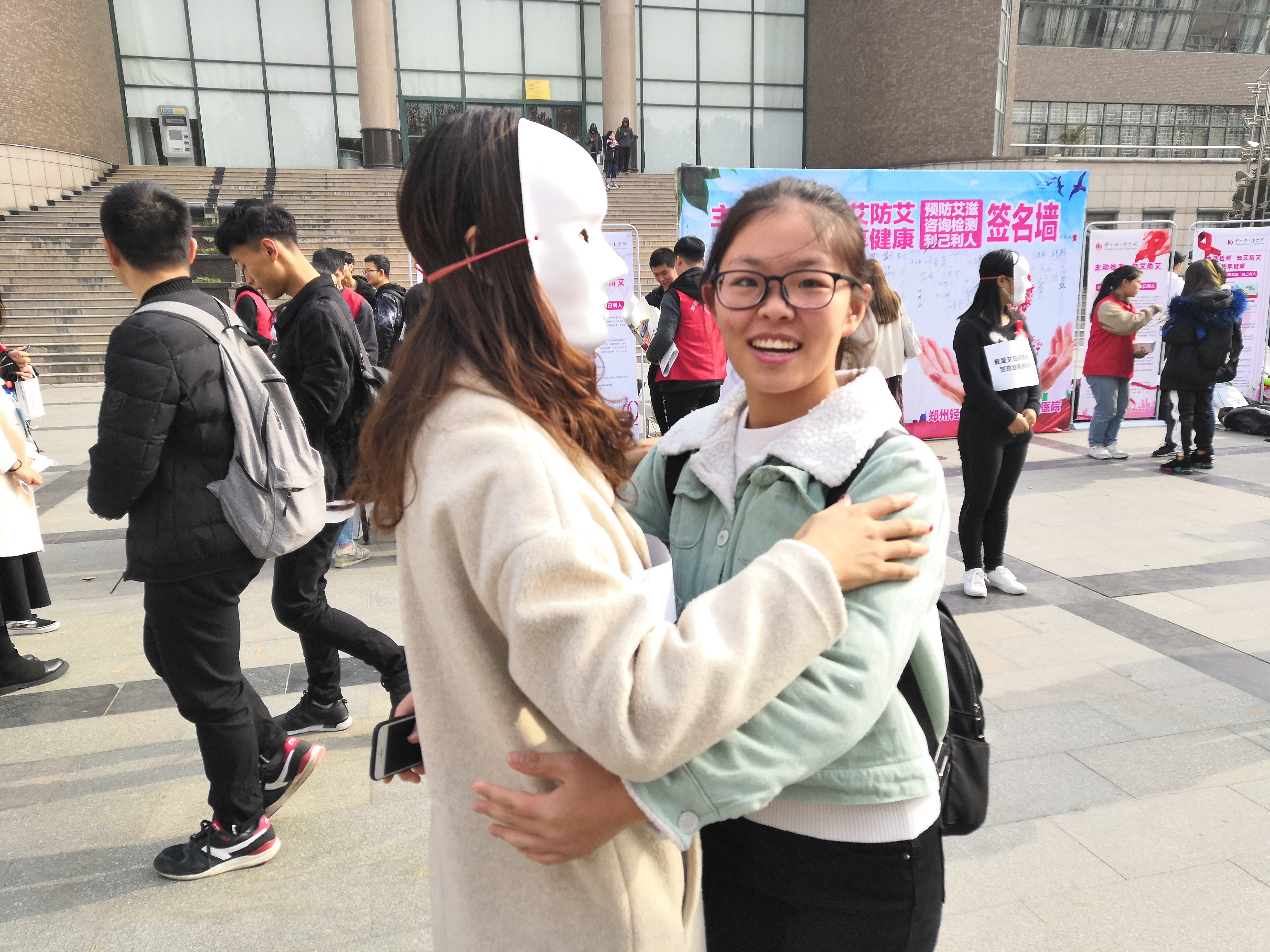 与工作人员拥抱 与工作人员拥抱