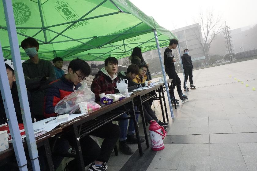 裁判们在认真地评分中