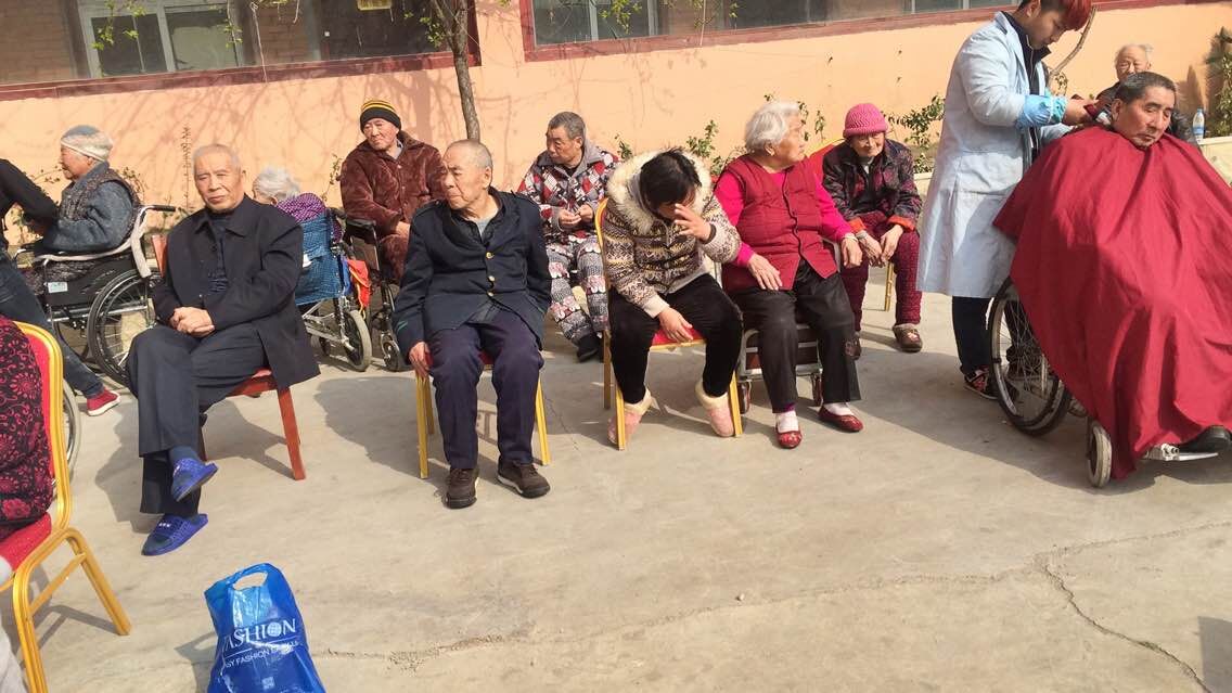 武术协会成员帮老人剪头发