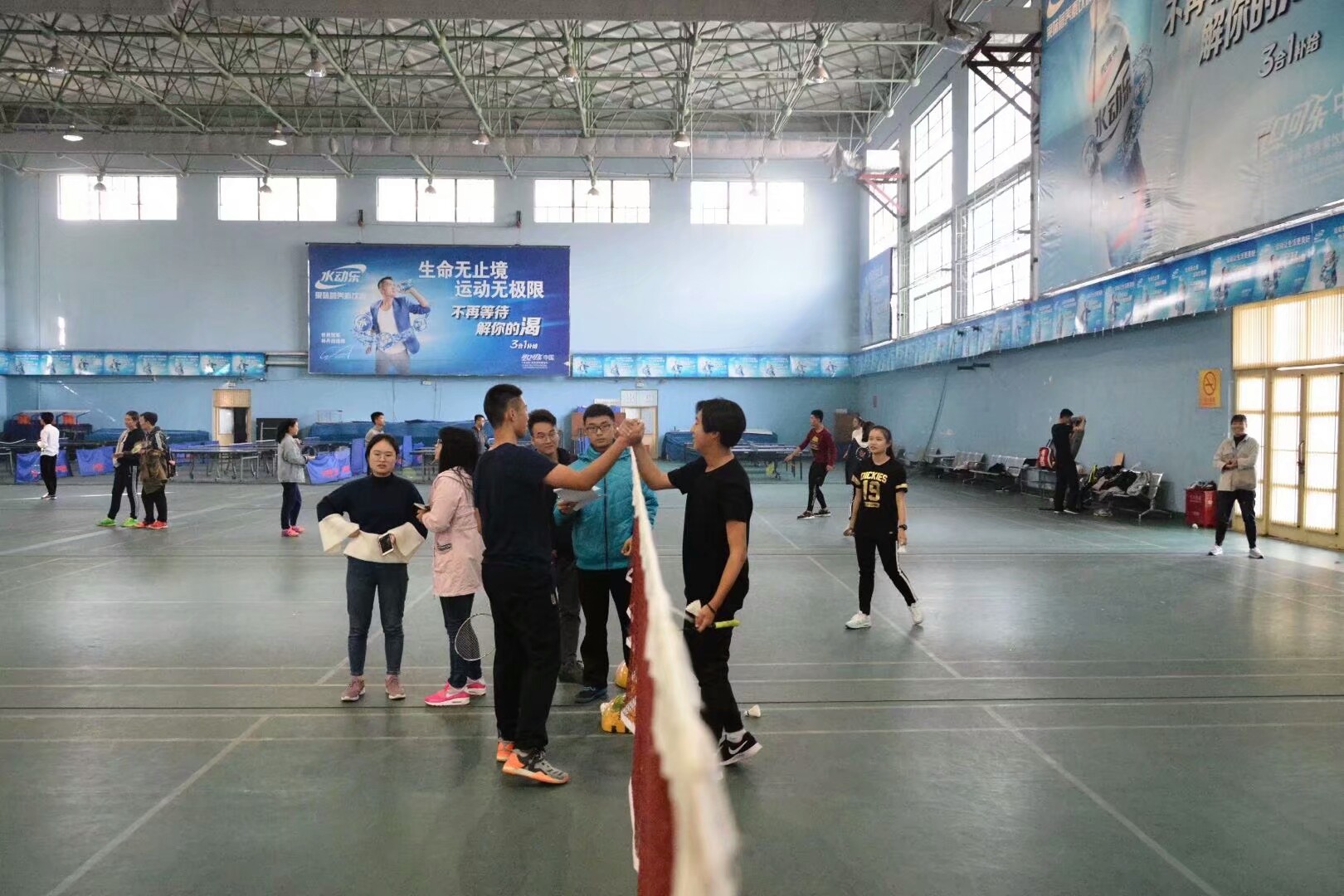 参赛选手友谊握手