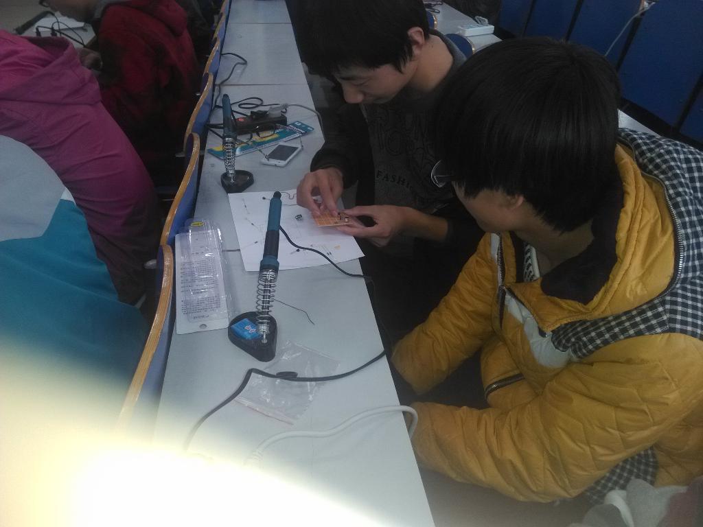 会员正在布局电路