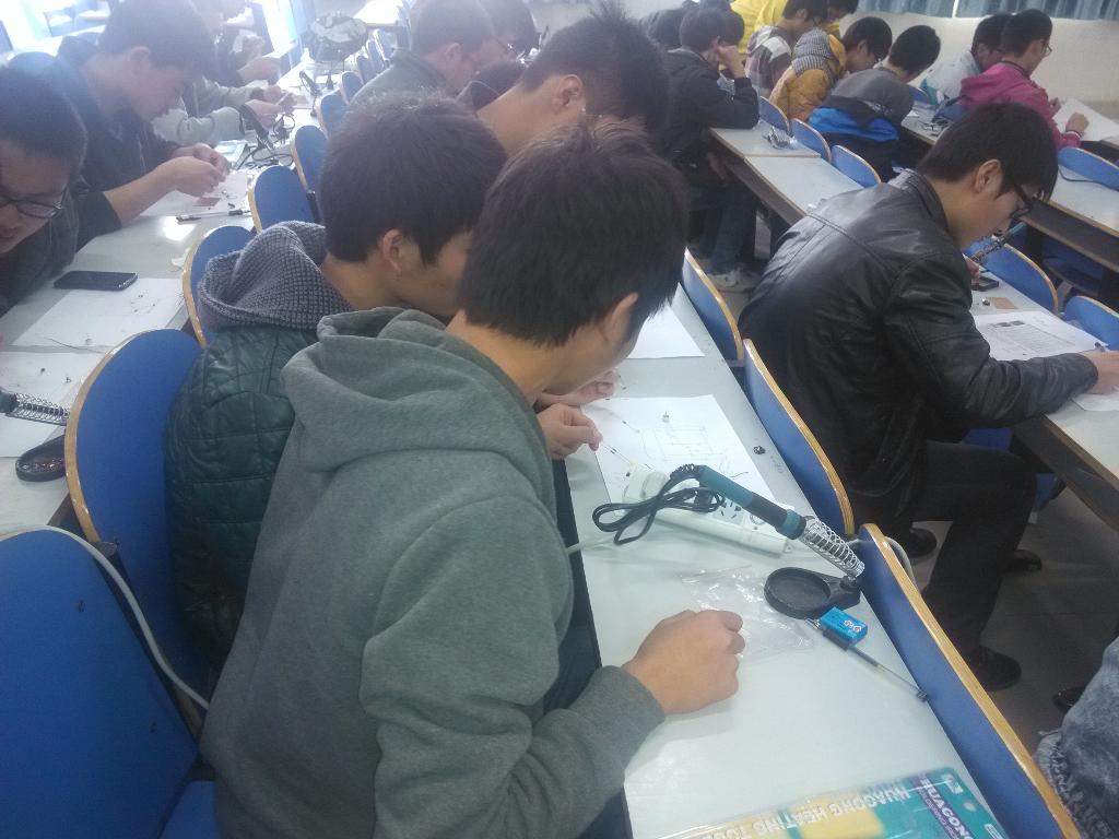 会员们在讨论电路布局