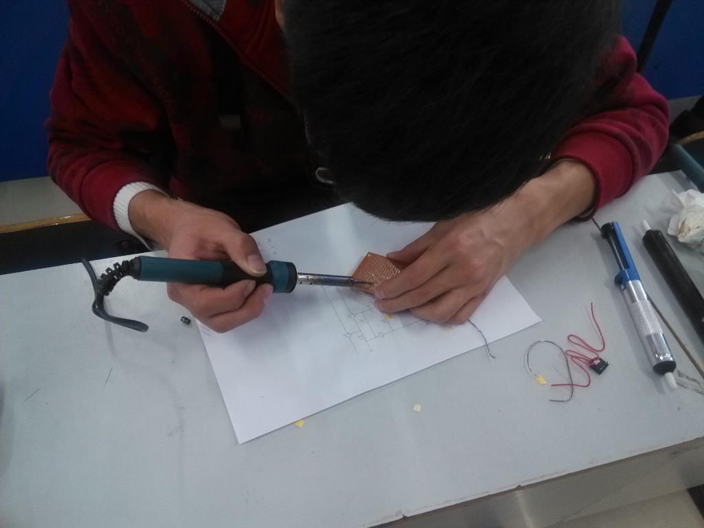 会员正在认真地焊接电路