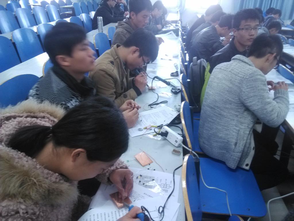 会员们正在专心致志的焊接电路