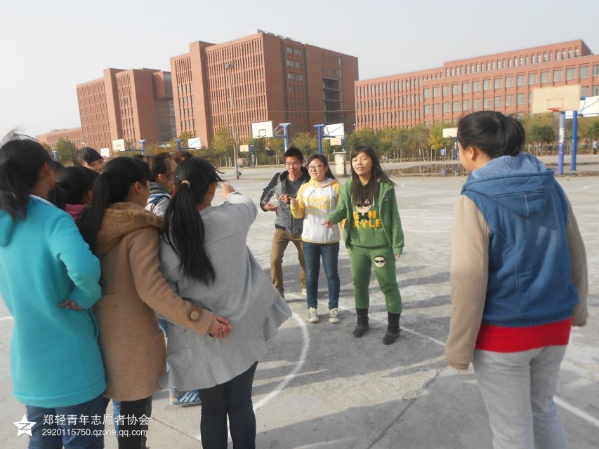 学长、学姐正在讲解可怜小猫游戏规则