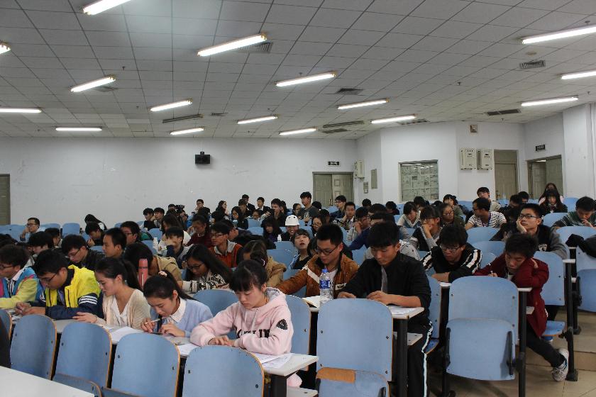 会长书记正在为竞选者投票