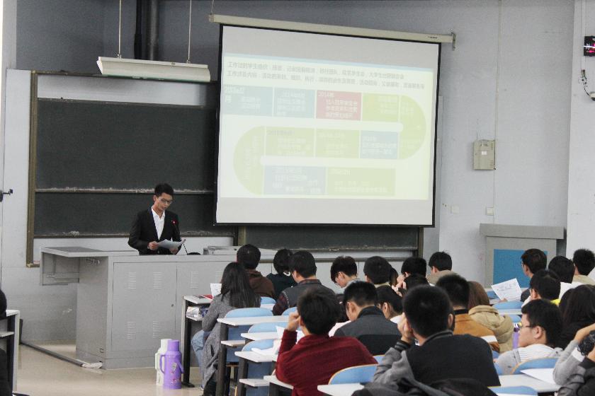 竞选者正在慷慨激昂地演讲